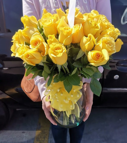 24 Rosas en Jarron (rosas color amarillo)